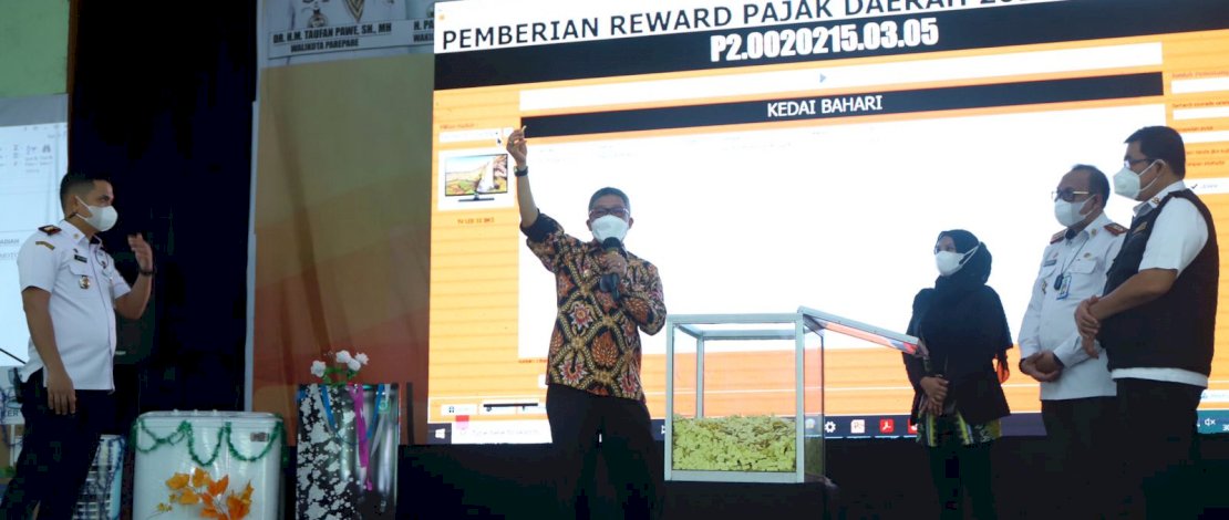 Wali Kota Parepare, Taufan Pawe, mencabut nomor undian pada kegiatan Pemberian Reward Pajak Daerah 2021, yang digelar, Gedung Islamic Center, Kamis, 30 Desember 2021.
