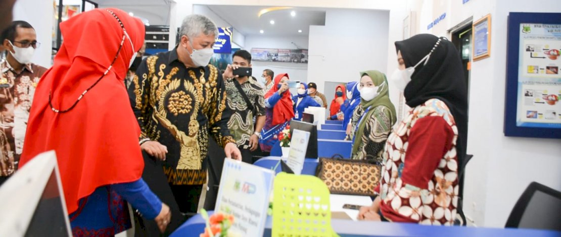 Bupati Pinrang, Irwan Hamid, meresmikan penggunaan Mal Pelayanan Publik (MPP) yang terletak di Kantor Dinas Penanaman Modal dan Pelayanan Terpadu Satu Pintu (DPMPTSP) Kabupaten Pinrang, Kamis, 30 Desember 2021.