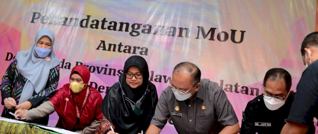 Penandatanganan Memorandum of Understanding (MoU) antara Dekranasda Sulsel dan 13 OPD lingkup Pemprov Sulsel, yang dilaksanakan di SMK Negeri 8 Makassar, Kamis, 30 Desember 2021.
