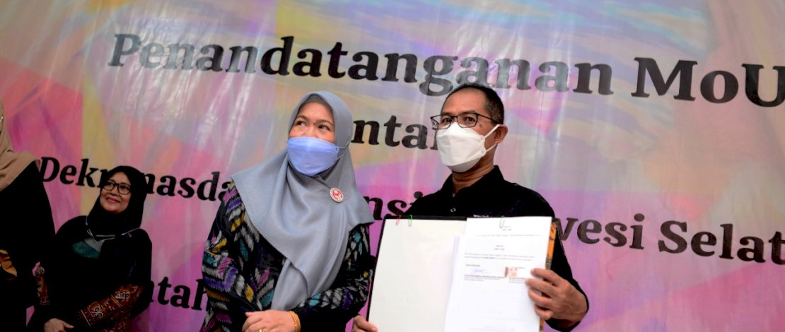 Penandatanganan Memorandum of Understanding (MoU) antara Dekranasda Sulsel dan 13 OPD lingkup Pemprov Sulsel, yang dilaksanakan di SMK Negeri 8 Makassar, Kamis, 30 Desember 2021.
