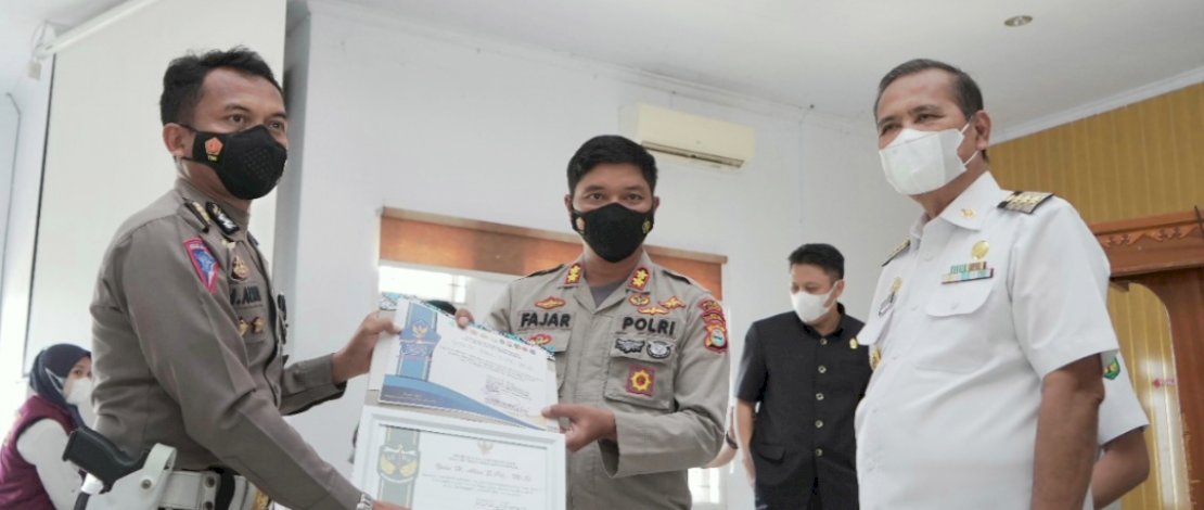 Bupati Luwu, Basmin Mattayang, di sela-sela acara penyerahan penghargaaan kepada 73 Desa yang mencapai target vaksinasi 80 Persen, Kamis, 30 Desember 2021. Bupati Luwu, Basmin Mattayang, di sela-sela acara penyerahan penghargaaan kepada 73 Desa yang mencapai target vaksinasi 80 Persen, Kamis, 30 Desember 2021.