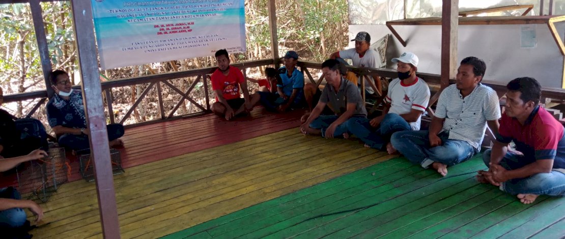 Suasana penyuluhan Dosen FPIK UMI kepada warga Desa Lantebung. IST
