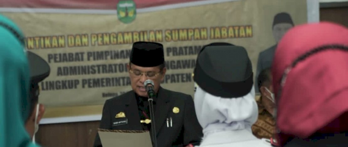 Menjelang Akhir Tahun 2021, Bupati Luwu, Dr H Basmin Mattayang melakukan pelantikan dan pengambilan sumpah jabatan Pejabat Pimpinan Tinggi Pratama, Pejabat Administrator dan Pengawas di aula Rumah Jabatan Bupati, Kelurahan Pammanu Kecamatan Belopa Utara, Kamis (30/12/2021) Menjelang Akhir Tahun 2021, Bupati Luwu, Dr H Basmin Mattayang melakukan pelantikan dan pengambilan sumpah jabatan Pejabat Pimpinan Tinggi Pratama, Pejabat Administrator dan Pengawas di aula Rumah Jabatan Bupati, Kelurahan Pammanu Kecamatan Belopa Utara, Kamis (30/12/2021)