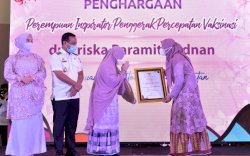 Giat Percepat Vaksinasi, Ketua PKK Gowa Raih Penghargaan di Peringatan Hari Ibu