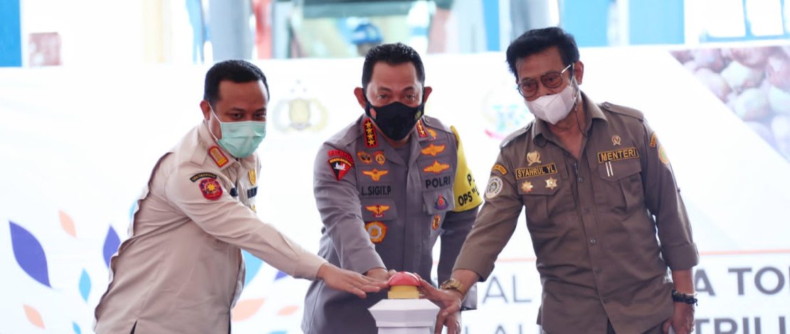 Menteri Pertanian Syahrul Yasin Limpo (SYL) didampingi Kapolri Listyo Sigit Prabowo, melepas ekspor pertanian senilai Rp 14,4 triliun ke 124 negara, di Terminal Petikemas Pelabuhan Soekarno Hatta Makassar, Jumat, 31 Desember 2021. Menteri Pertanian Syahrul Yasin Limpo (SYL) didampingi Kapolri Listyo Sigit Prabowo, melepas ekspor pertanian senilai Rp 14,4 triliun ke 124 negara, di Terminal Petikemas Pelabuhan Soekarno Hatta Makassar, Jumat, 31 Desember 2021.