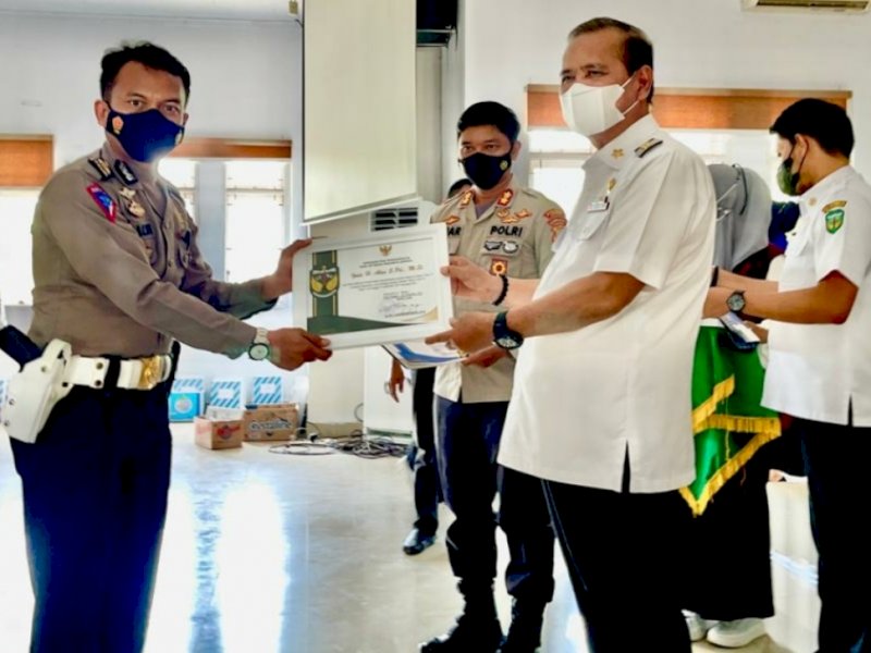 Aktif Bantu Vaksinasi, Kanit Regident Polres Luwu Raih Penghargaan dari Bupati 