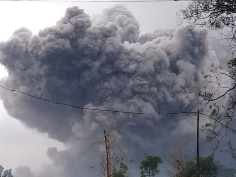 Gunung Semeru Kembali Muntahkan Awan Panas Sejauh 5 Kilo Meter