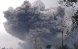Gunung Semeru Kembali Muntahkan Awan Panas Sejauh 5 Kilo Meter