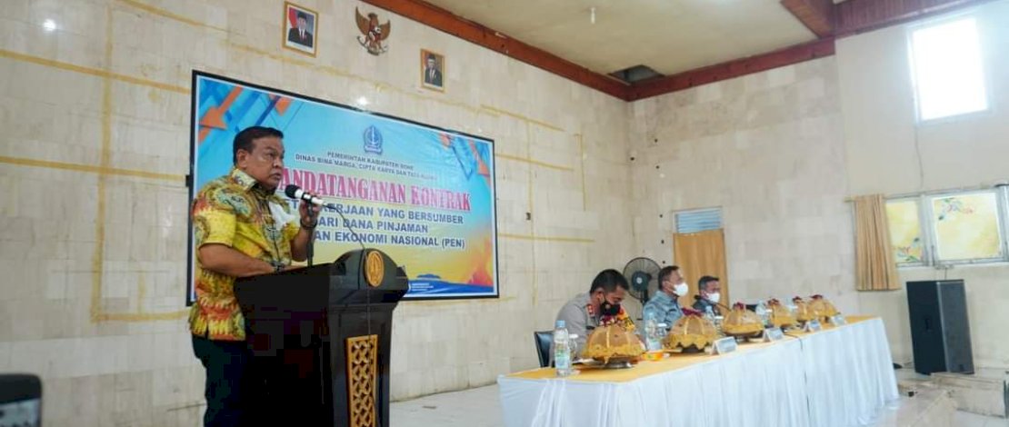 Bupati Bone, Fahsar Mahdin Padjalangi saat memberikan sambutan diacara penandatanganan kesepahaman atau Memorandum of understanding (MOU) oleh Dinas Bina Marga, Cipta Karya dan Tata Ruang bersama kontraktor dan konsultan pengawas pemenang lelang, di Aula Kantor Dinas BMCKTR, Kabupaten Bone, Jumat (31/12/2021).