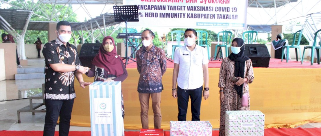 Sekda Kabupaten Takalar, Hasbi memberikan sambutan sebelum menyerahkan hadiah hiburan kepada semua unsur yang terlibat menyukseskan vaksinasi Covid-19 di Tribun Alun-alun, Lapangan Makkatang Daeng Sibali, Jumat (31/12/2021).

