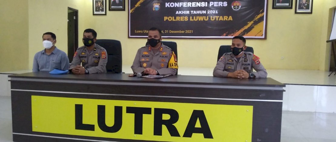 Kapolres Luwu Utara, AKBP Alfian Nurnas didampingi dua perwira anggota Polres Luwu Utara melakukan press rilis kasus sepanjang Tahun 2021 di Aula Polres Luwu Utara, Kelurahan Kappuna, Kecamatan Masamba, Kabupaten Luwu Utara, Sulsel. Jumat (31/12/2021).