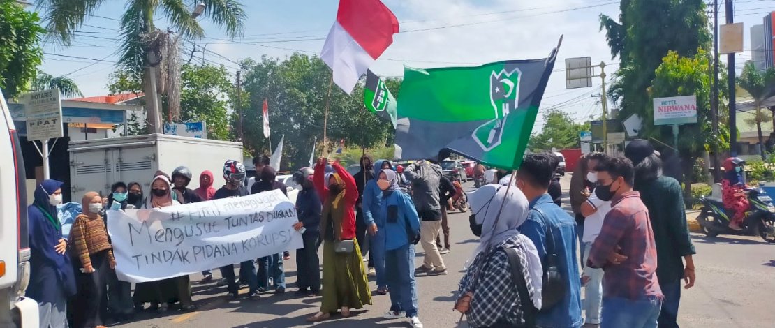 Himpunan Mahasiswa Islam (HMI) Cabang Pinrang melakukan aksi unjuk rasa  menuntut aparat penegak hukum mengusut tuntas kasus dugaan tindak pidana korupsi di depan Kantor Polres Pinrang, Jalan Bintang No.3, Macorawalie, Watang Sawitto, Kabupaten Pinrang, Sulawesi Selatan, Jumat (31/12/2021)