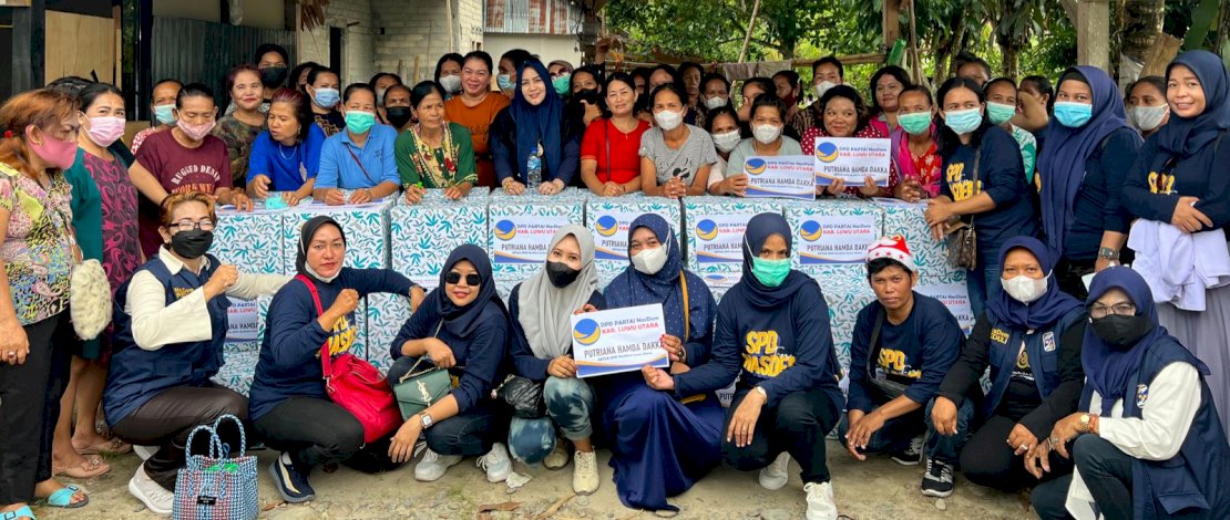 Rayakan Pergantian Tahun, Ketua Nasdem Lutra Bagi-Bagi Parcel ke Warga