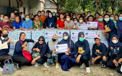 Rayakan Pergantian Tahun, Ketua Nasdem Lutra Bagi-Bagi Parcel ke Warga