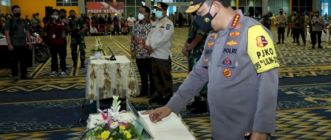 Kapolri Jenderal Pol Listyo Sigit dan Plt Gubernur Sulsel, Andi Sudirman Sulaiman, melakukan pengundian langsung pada acara Gebyar Hadiah Sulsel Kebut Vaksinasi, di Celebes Convention Center (CCC), Jumat, 31 Desember 2021.