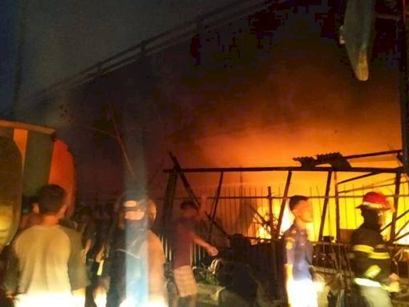 Rumah Terbakar Akibat Ditabrak Mobil, Tujuh Orang Tewas dan Satu Luka-luka 