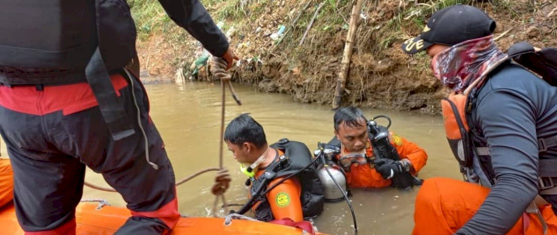 Proses pencarian Yokal, bocah enam tahun yang tenggelam terseret arus sungai di Kabupaten Toraja Utara. (Foto/@Humas Sar Makassar)