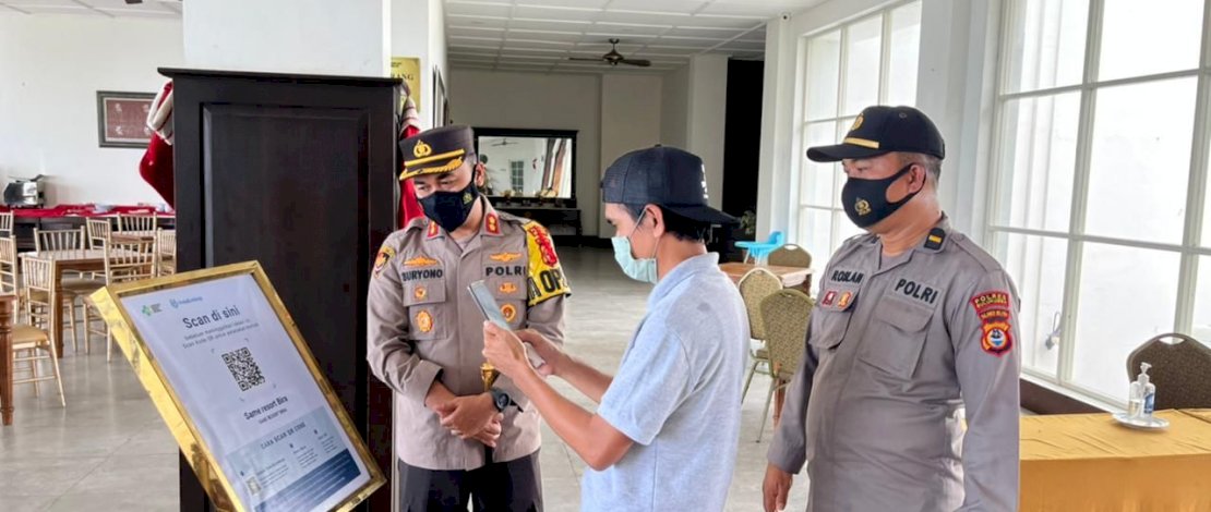 Kapolres Bulukumba, AKPB Suryono Ridho Murtedjo melakukan pengecekan aplikasi Peduli Lindungi disalah satu hotel di pantai pasir putih Bira. Kapolres Bulukumba, AKPB Suryono Ridho Murtedjo melakukan pengecekan aplikasi Peduli Lindungi disalah satu hotel di pantai pasir putih Bira.