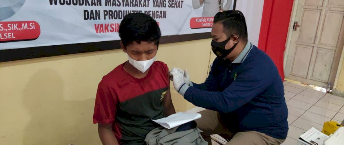 Salah seorang warga melakukan vaksinasi di Mako Yon C Pelopor Jalan MH. Thamrin No. 70 Watampone, Minggu (02/01/2022).