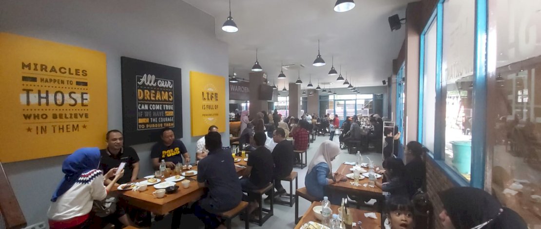 Warunk Up Normal yang kini bernama Normalogic, Jl Andi Diemma, Kota Makassar. Warunk Up Normal yang kini bernama Normalogic, Jl Andi Diemma, Kota Makassar.