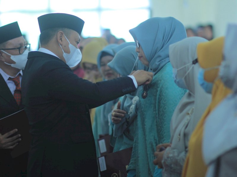 Hadiri HAB  ke-76, Syamsari Kitta Pasangkan Satya Lencana ke 32 PNS Kemenag Takalar 