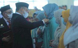 Hadiri HAB  ke-76, Syamsari Kitta Pasangkan Satya Lencana ke 32 PNS Kemenag Takalar 