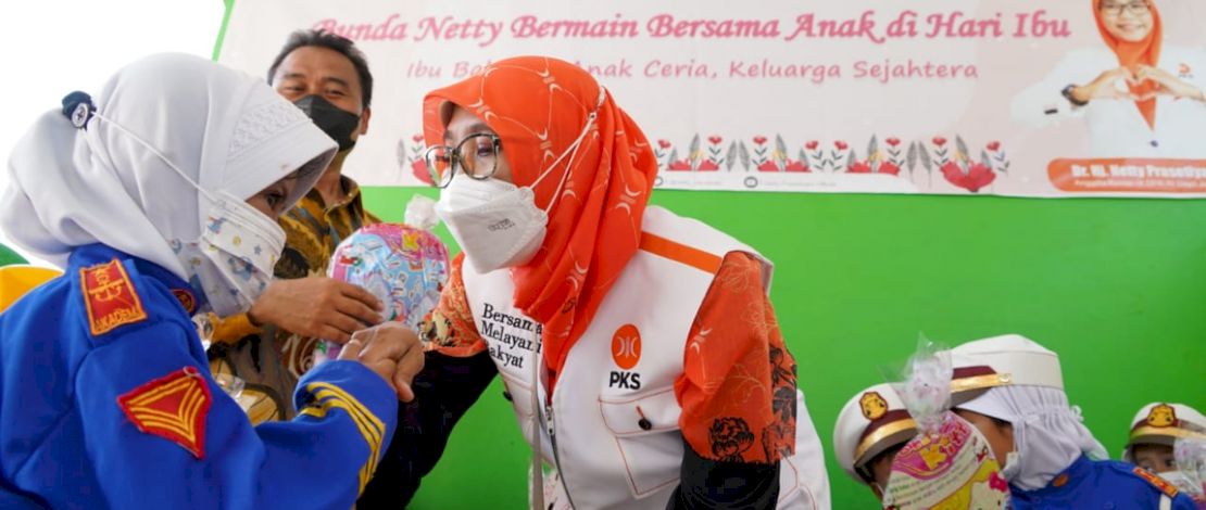 Wakil Ketua Fraksi PKS DPR RI Netty Prasetiyani meminta pemerintah mempercepat pelaksanaan vaksinasi Covid-19 untuk anak usia 12-17 tahun dan usia 6-11 tahun. Wakil Ketua Fraksi PKS DPR RI Netty Prasetiyani meminta pemerintah mempercepat pelaksanaan vaksinasi Covid-19 untuk anak usia 12-17 tahun dan usia 6-11 tahun.