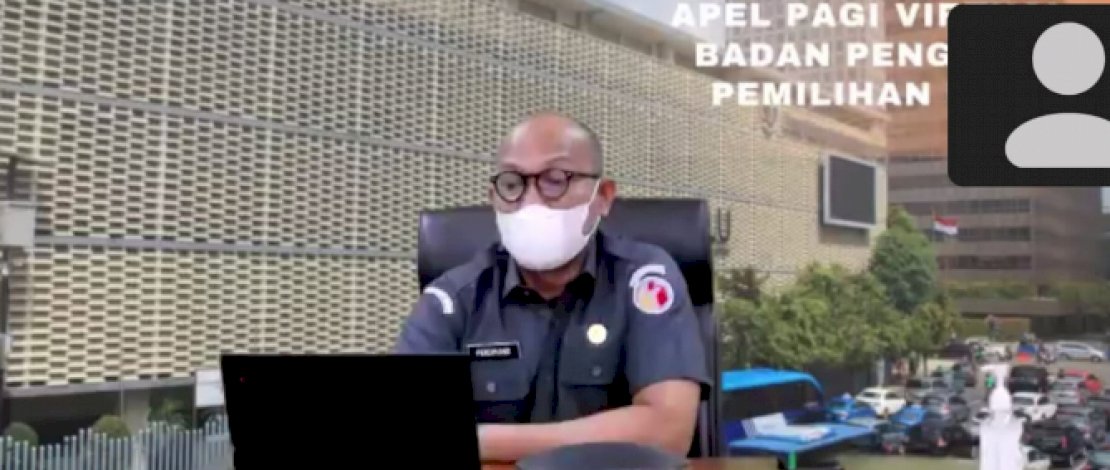 TANGKAPAN LAYAR. Deputi Bidang Dukungan Administrasi Bawaslu Ferdinand Eskol Tiar Sirait memberikan pengarahan dalam apel pagi pertama tahun 2022 bagi jajaran Bawaslu, Senin (3/1/2022).
