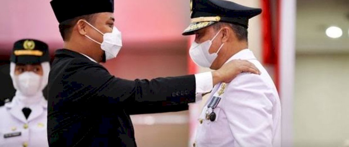 BUTUH WAKIL. Pelaksana tugas Gubernur Sulsel Andi Sudirman Sulaiman saat melantik Budiman sebagai Bupati Kabupaten Luwu Timur. Budiman butuh wakil.