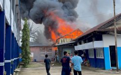 Kebakaran Hebat Landa Pemukiman Padat Penduduk di Makassar