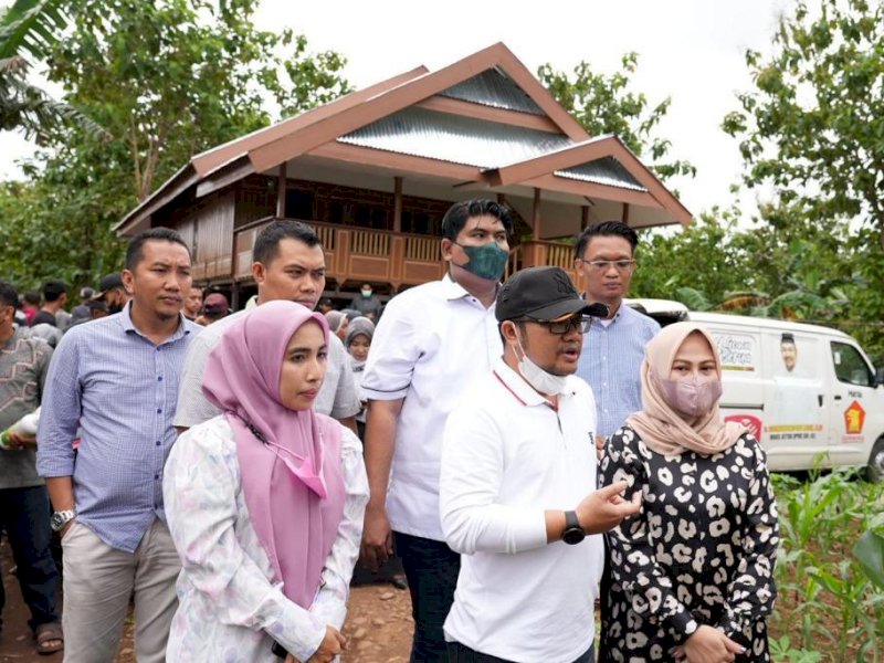 Wakil Ketua DPRD Sulsel Bersama Wakil Ketua DPRD Gowa Salurkan Pupuk Gratis ke Petani