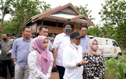 Wakil Ketua DPRD Sulsel Bersama Wakil Ketua DPRD Gowa Salurkan Pupuk Gratis ke Petani