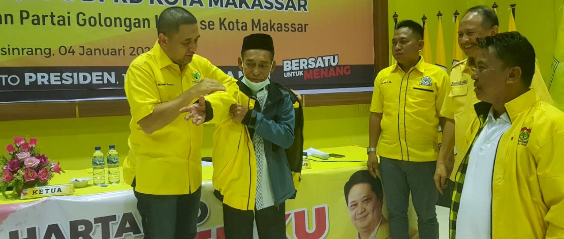 HIJRAH. Ketua Partai Golkar Kota Makassar Munafri Arifuddin mengenakan jakte Golkar kepada mantan legislator Makassar dari Fraksi Gerindra periode 2014-2019, Badaruddin Opier di Kantor DPD II Partai Golkar, Jalan Lasinrang, Selasa (4/1/2022) malam.