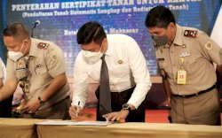 Terima Sertipikat dari BPN, Bupati Adnan Harap Tidak Ada lagi Permasalahan Tanah di Gowa