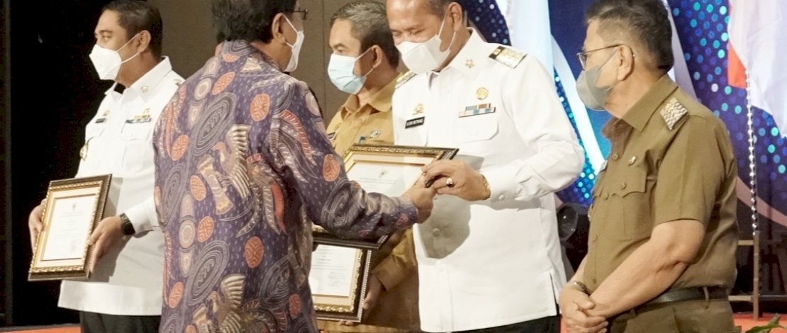 Bupati Luwu DR.H Basmin Mattayang menerima 3.550 Persil Sertifikat Tanah dari Menteri Agraria dan Tata Ruang/Kepala Badan Pertanahan Nasional, Sofyan Djalil Bupati Luwu DR.H Basmin Mattayang menerima 3.550 Persil Sertifikat Tanah dari Menteri Agraria dan Tata Ruang/Kepala Badan Pertanahan Nasional, Sofyan Djalil