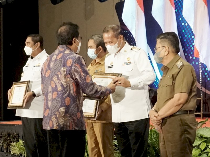 Diterima Langsung Bupati Luwu, Menteri ATR Serahkan 3.550 Persil Sertifikat Tanah 