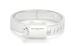 Harga Jutaan Rupiah, Gelang Balenciaga Mirip Cincin Tabung Gas Ludes Terjual 