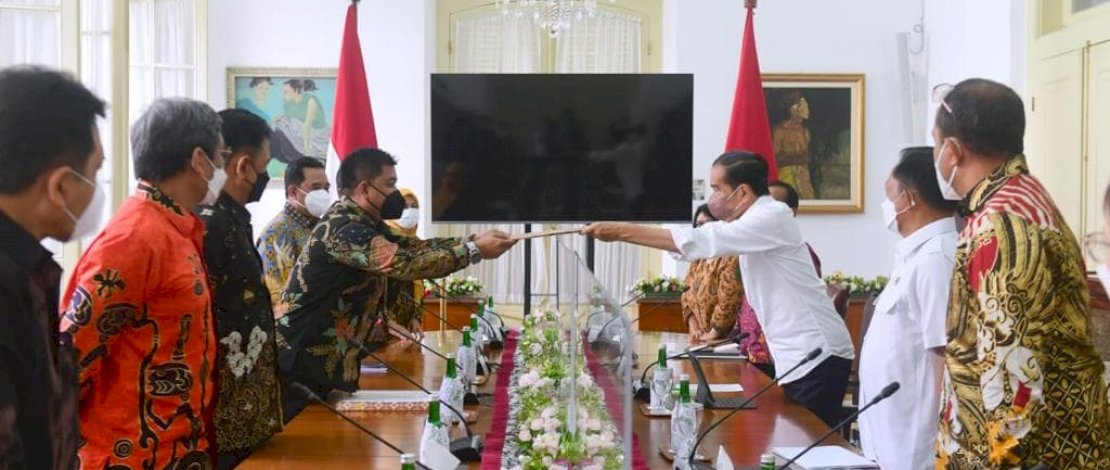 Presiden Jokowi menerima tim seleksi calon anggota KPU dan calon anggota Bawaslu masa jabatan 2022-2027, Kamis (06/01/2022), di Istana Kepresidenan Bogor (Setkab)
