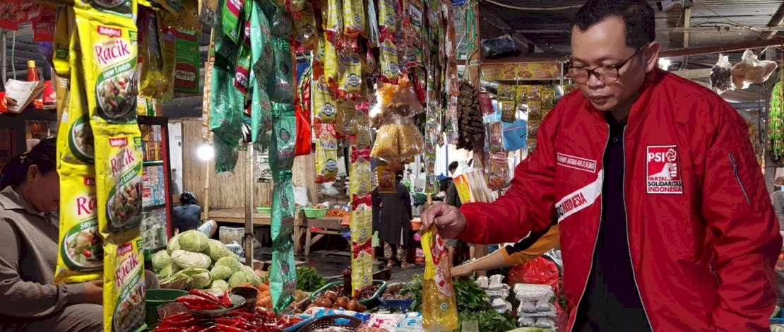 SUDAH SIAP. Ketua PSI Sulsel Affandy Agusman di salah satu pasar tradisional. PSI sudah siap menuju verifikasi KPU pada April nanti.