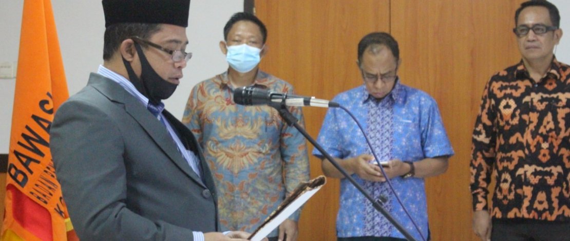 LANTIK. Kepala Sekretariat Bawaslu Provinsi Sulawesi Selatan Dr. Jalaludin melantik tiga Koordinator Sekretariat (Koorsek) di tiga kabupaten dan kota. LANTIK. Kepala Sekretariat Bawaslu Provinsi Sulawesi Selatan Dr. Jalaludin melantik tiga Koordinator Sekretariat (Koorsek) di tiga kabupaten dan kota.