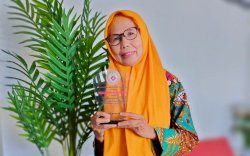 43 Tahun Mengabdi Jadi Bidan, Marhaeni Terima Penghargaan dari IBI Luwu Utara