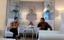 Taufan Pawe Temui Adies Kadir Bahas Kegiatan HUT MKGR di Makassar