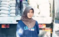 Kisah Nuraini, Mahasiswi Cantik Kuli Angkut Semen Dapat Tawaran Kerja