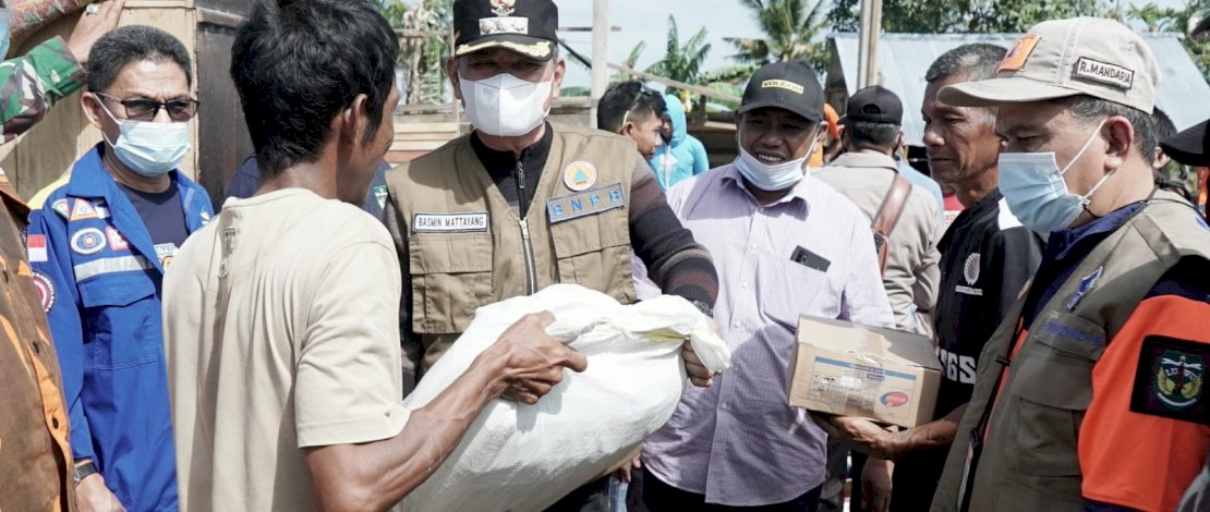Bupati Luwu DR H Basmin Mattayang menyerahkan bantuan sekaligus meninjau warga terdampak bencana puting beliung.