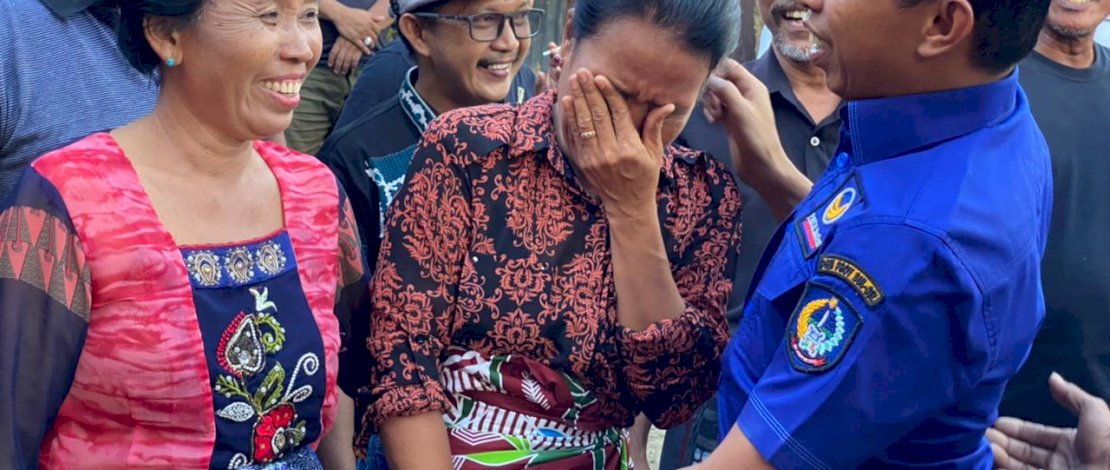 GEBYAR. Sekretaris DPW Partai NasDem Sulsel, Syaharuddin Alrif saat mengantar langsung kunci rumah ke kediaman Sita di Kabupaten Wajo.