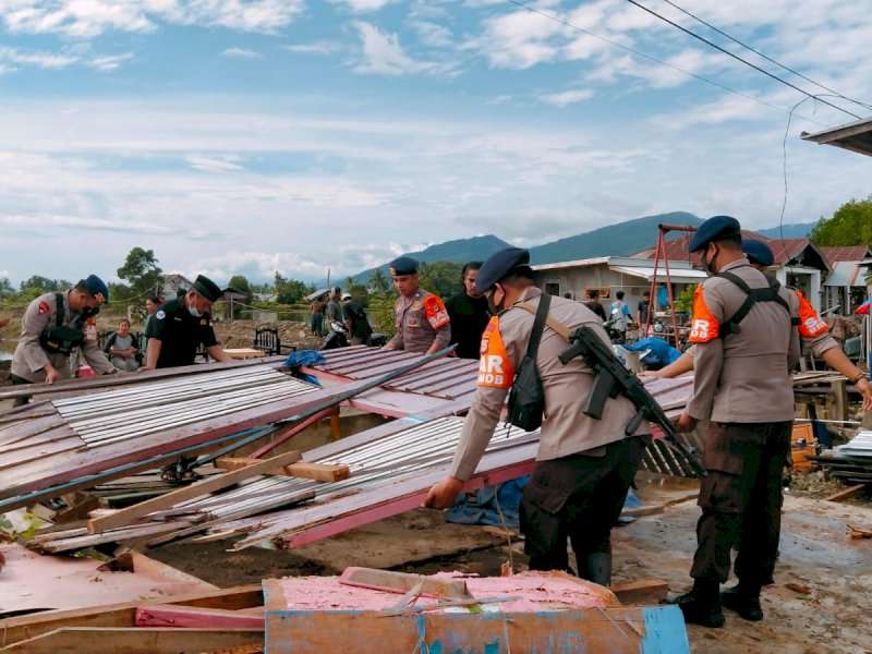 Bersama Brimob, Personel Polres Luwu Peduli Warga Terdampak Bencana Puting Beliung