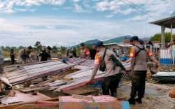 Bersama Brimob, Personel Polres Luwu Peduli Warga Terdampak Bencana Puting Beliung
