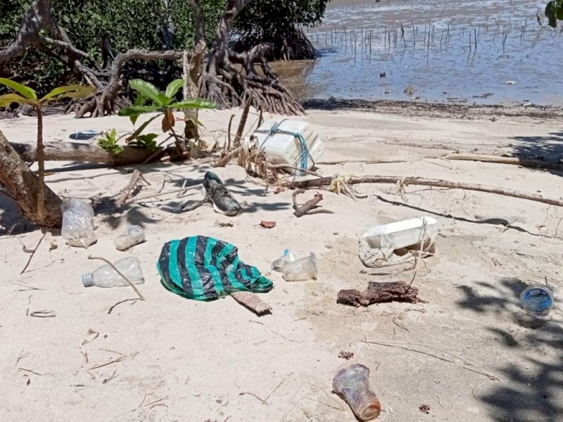 Objek Wisata Pasir Putih Palopo Dipenuhi Sampah
