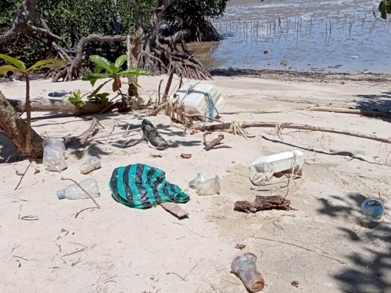 Objek Wisata Pasir Putih Palopo Dipenuhi Sampah