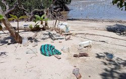 Objek Wisata Pasir Putih Palopo Dipenuhi Sampah